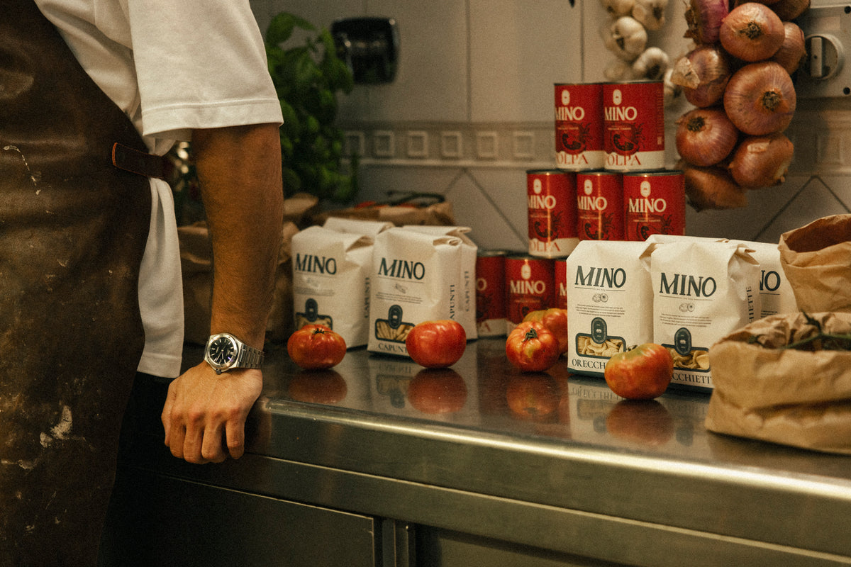 Mino-produkter och råvaror på en köksbänk.